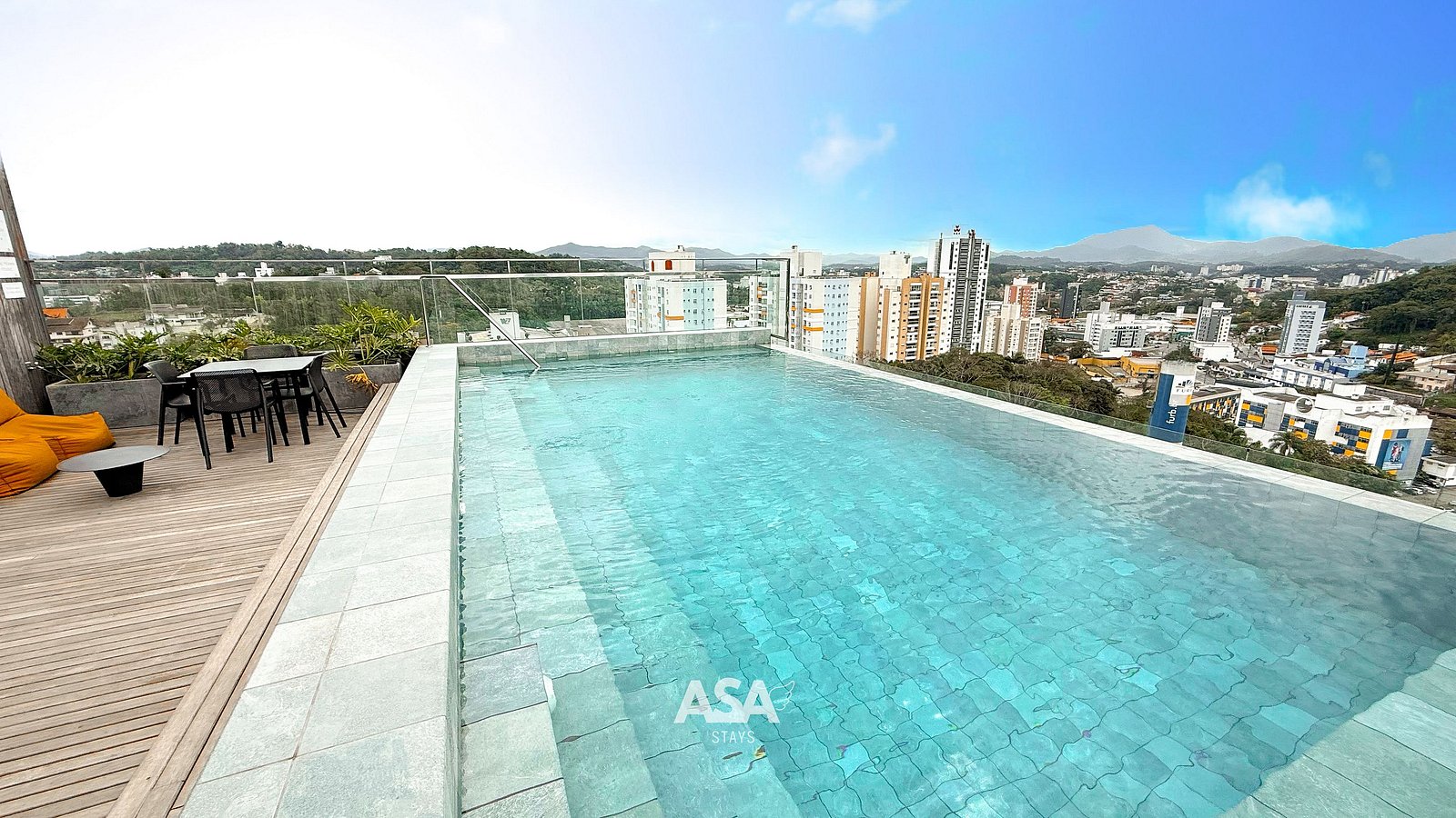 Rooftop com piscina de um imóvel administrado pela ASA STAYS em Blumenau