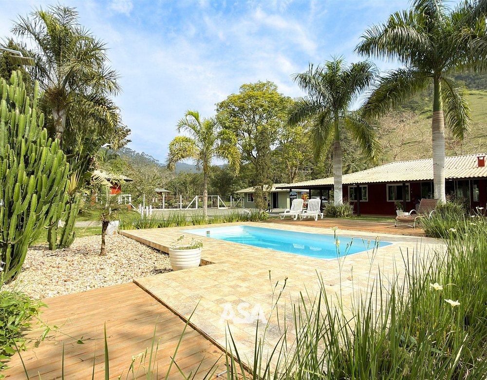 Casa de campo da ASA Stays com gramado e riacho