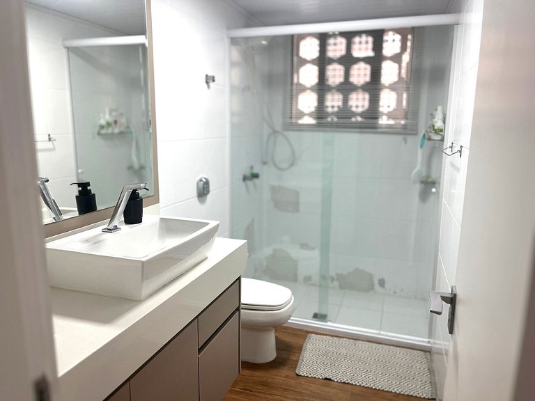 Beachfront Apartment, Spacious & Modern, BC