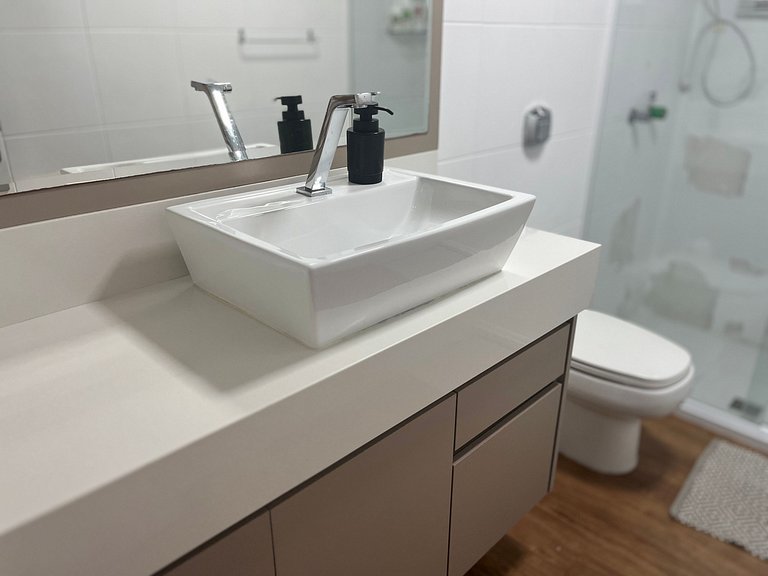 Beachfront Apartment, Spacious & Modern, BC