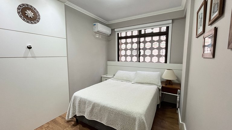 Beachfront Apartment, Spacious & Modern, BC