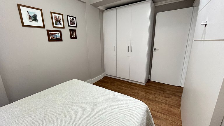 Beachfront Apartment, Spacious & Modern, BC