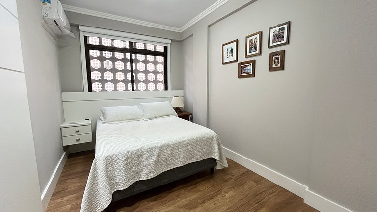 Beachfront Apartment, Spacious & Modern, BC