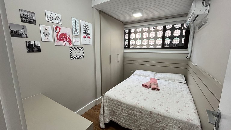 Beachfront Apartment, Spacious & Modern, BC