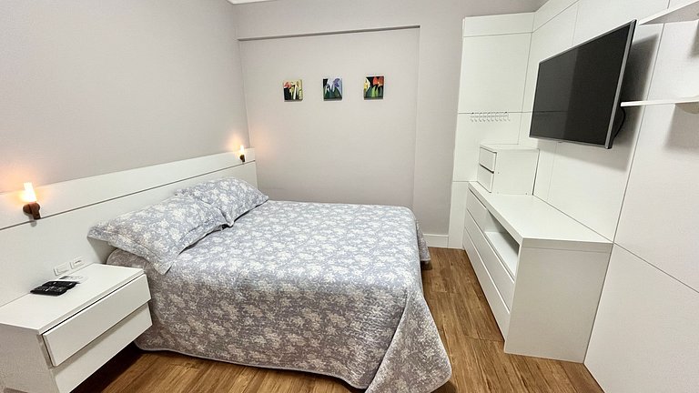 Beachfront Apartment, Spacious & Modern, BC