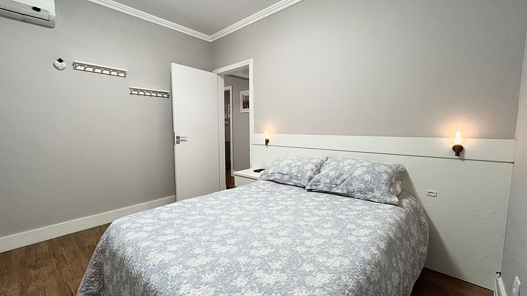 Beachfront Apartment, Spacious & Modern, BC