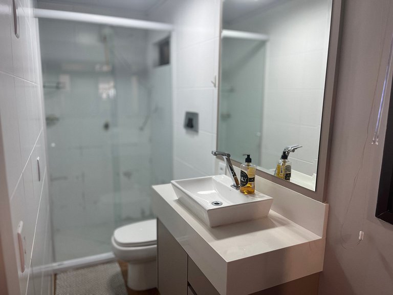 Beachfront Apartment, Spacious & Modern, BC