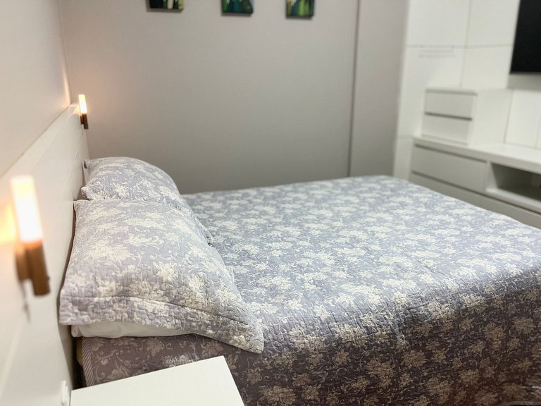 Beachfront Apartment, Spacious & Modern, BC