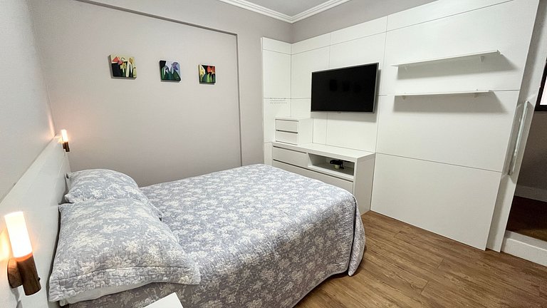 Beachfront Apartment, Spacious & Modern, BC