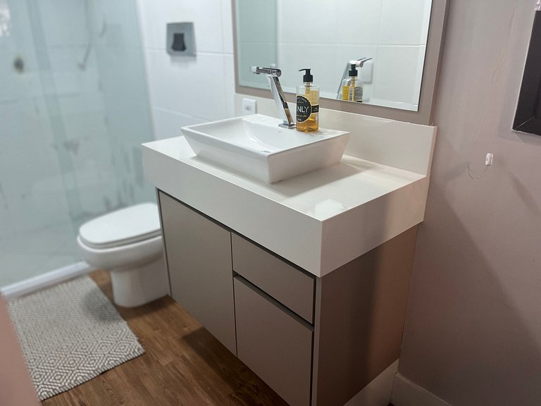 Beachfront Apartment, Spacious & Modern, BC