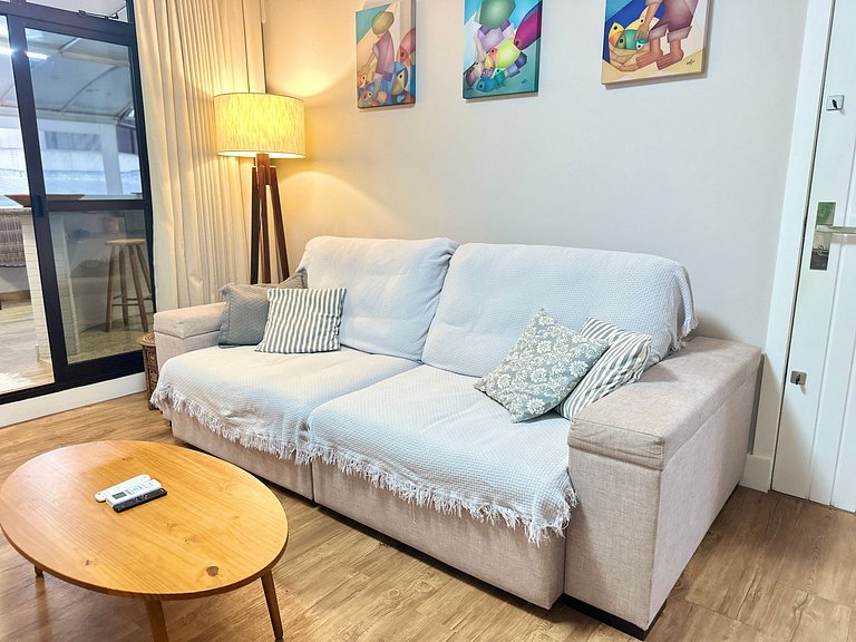 Beachfront Apartment, Spacious & Modern, BC