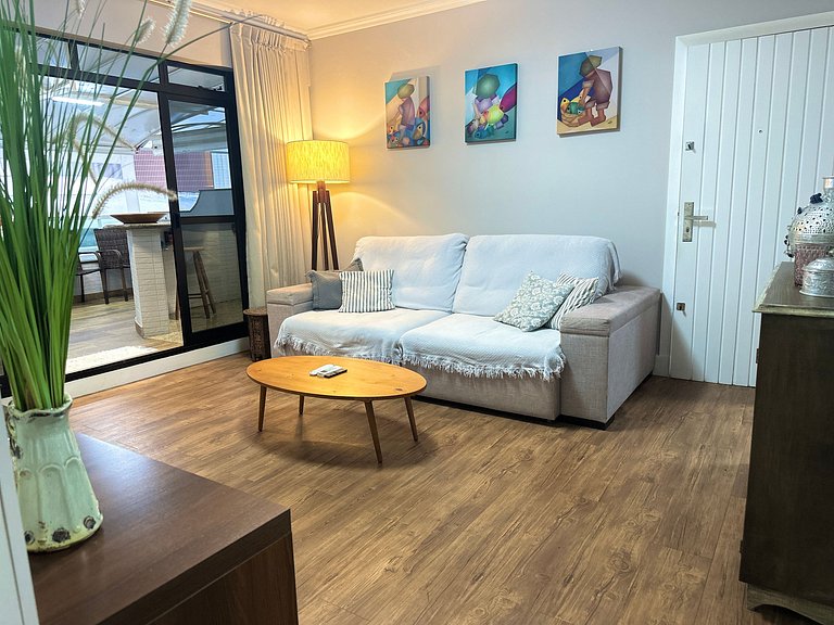 Beachfront Apartment, Spacious & Modern, BC