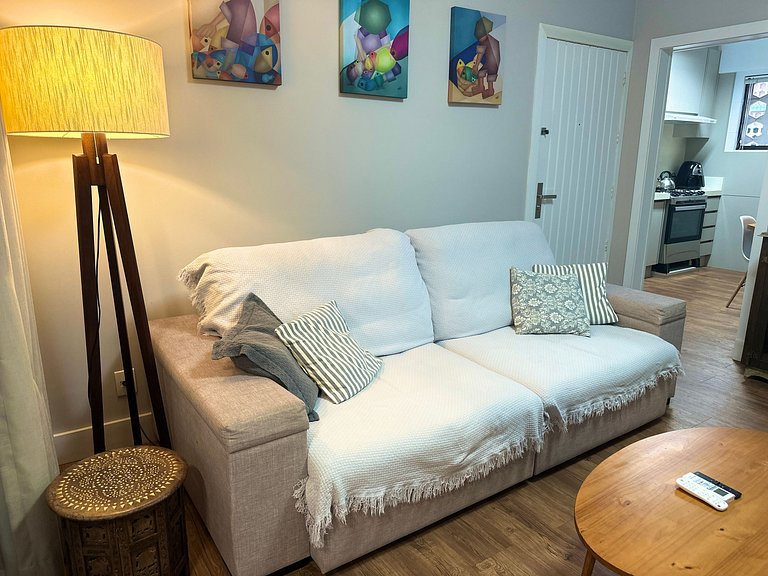 Beachfront Apartment, Spacious & Modern, BC