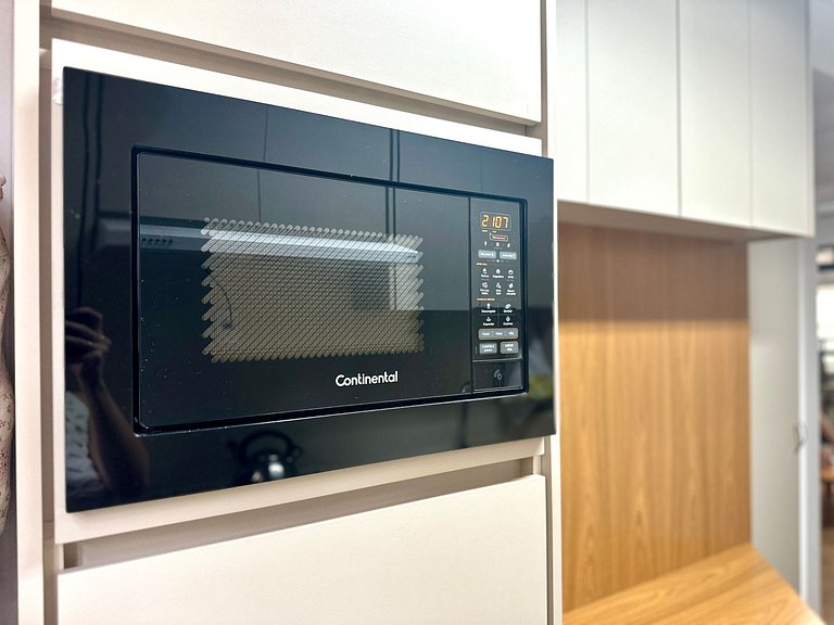 Beachfront Apartment, Spacious & Modern, BC