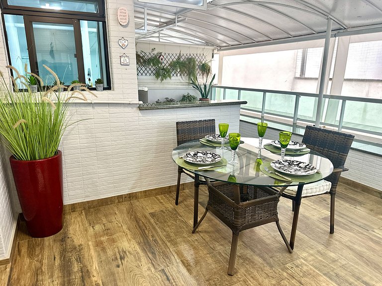 Beachfront Apartment, Spacious & Modern, BC