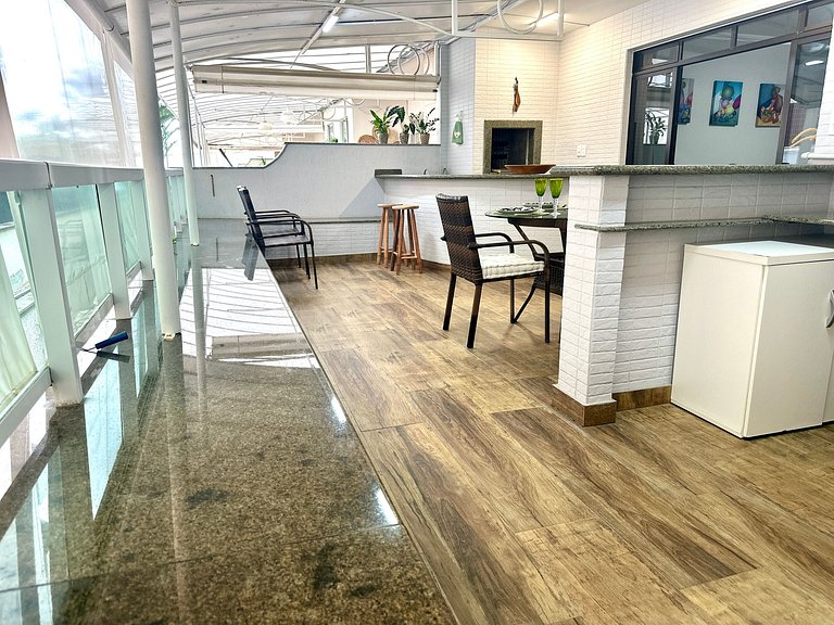 Beachfront Apartment, Spacious & Modern, BC