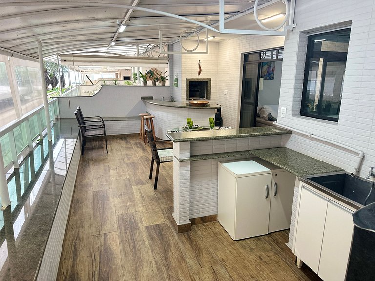 Beachfront Apartment, Spacious & Modern, BC