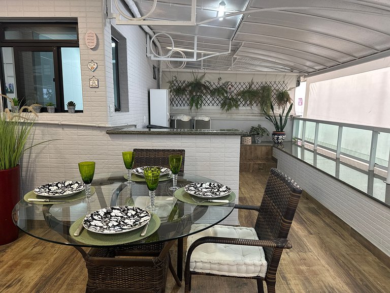 Beachfront Apartment, Spacious & Modern, BC