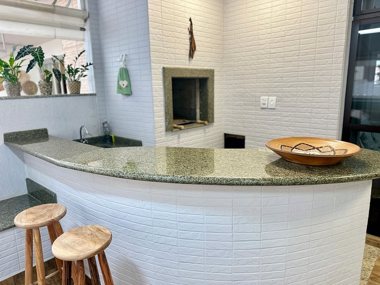 Beachfront Apartment, Spacious & Modern, BC