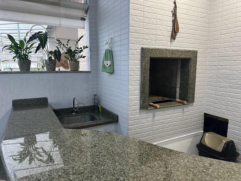 Beachfront Apartment, Spacious & Modern, BC