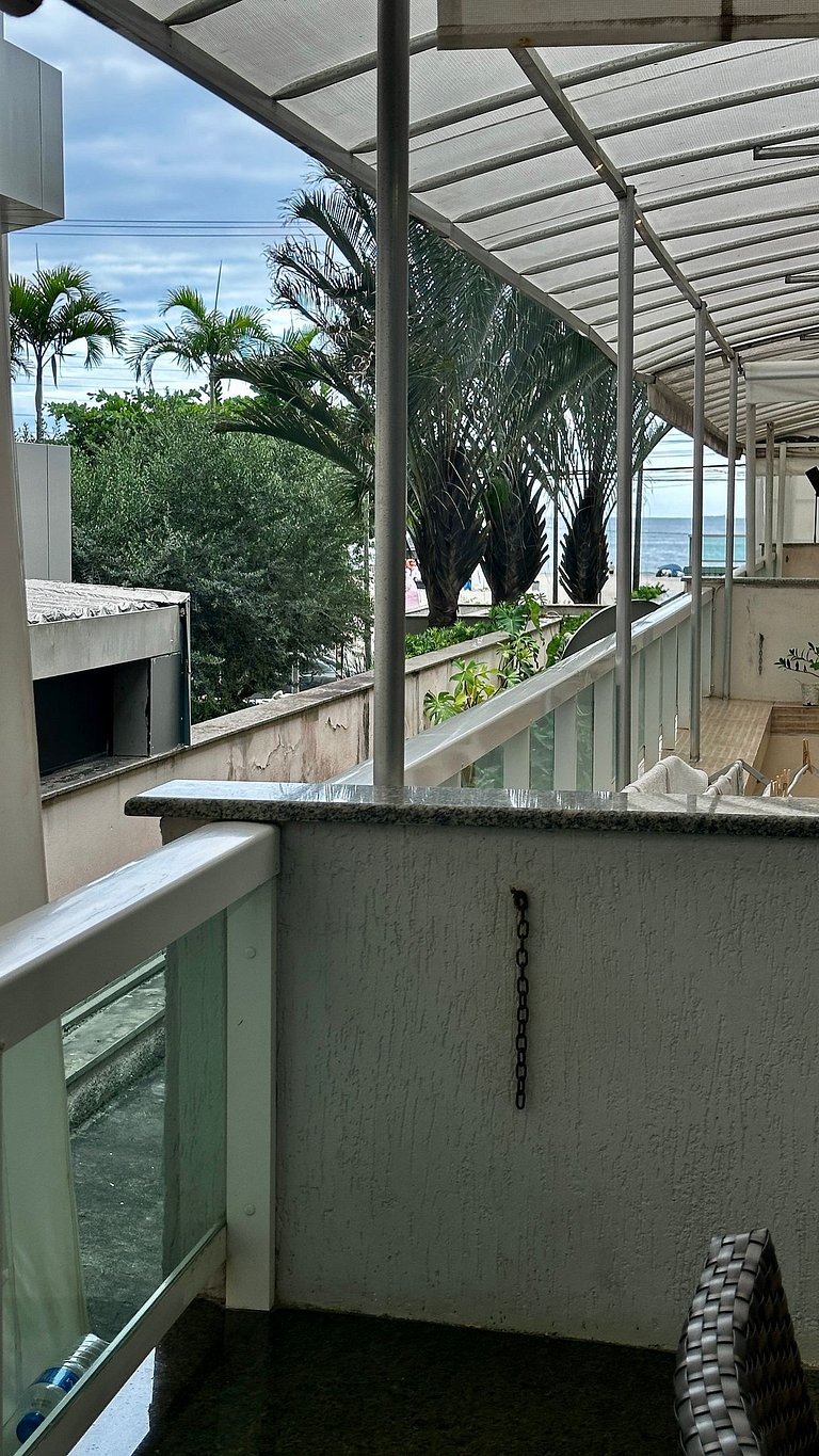 Beachfront Apartment, Spacious & Modern, BC