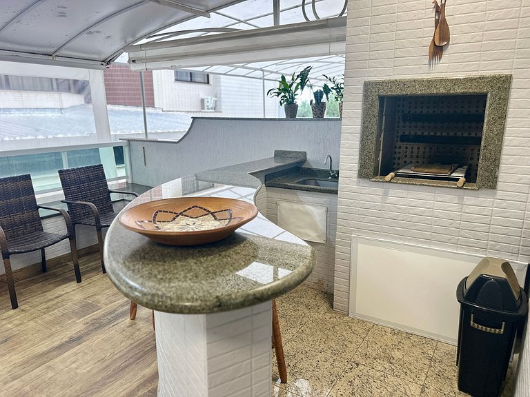 Beachfront Apartment, Spacious & Modern, BC