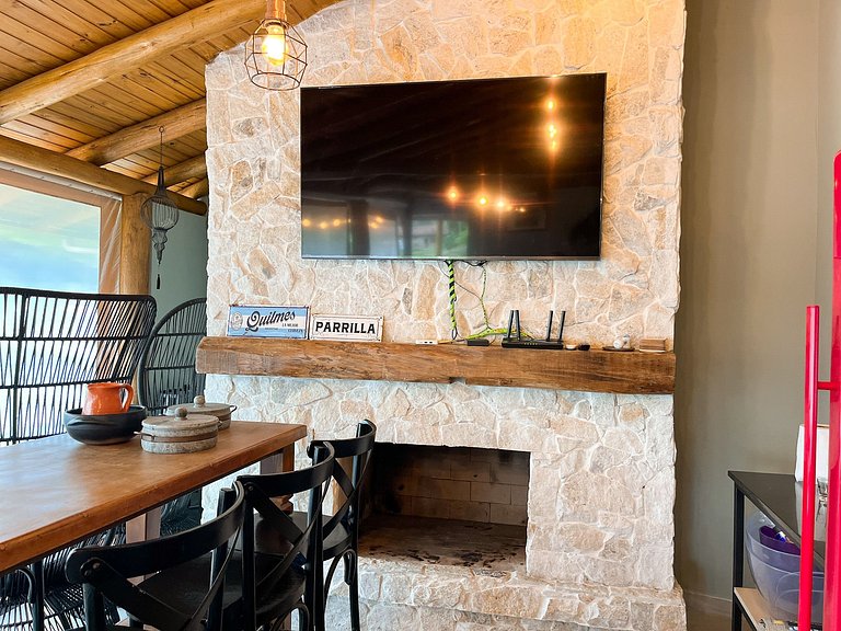 Luxury Chalet Retreat with Jacuzzi & Fireplace