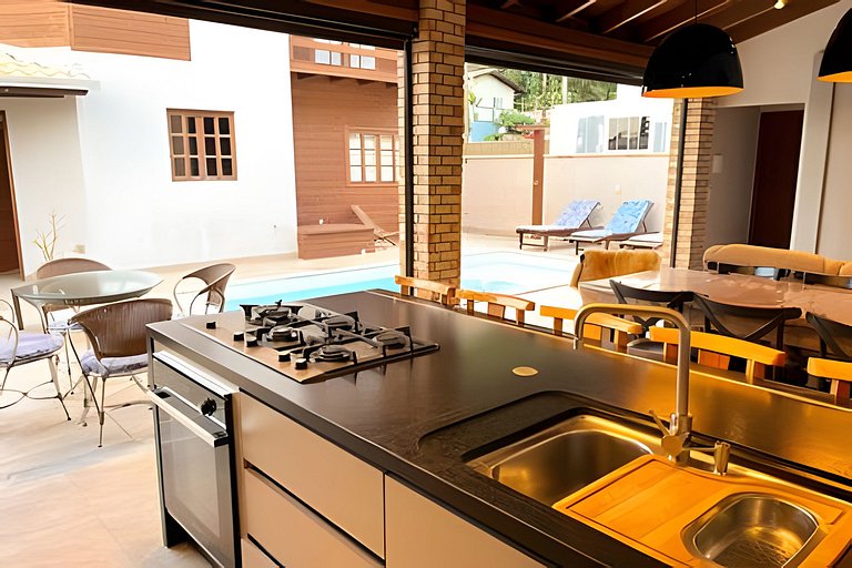 Casa Bombinhas | Piscina | Gourmet | 5 Min Praia.