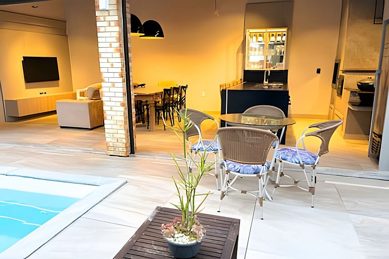 Casa amplia con piscina y área gourmet a 5 minutos de la pla