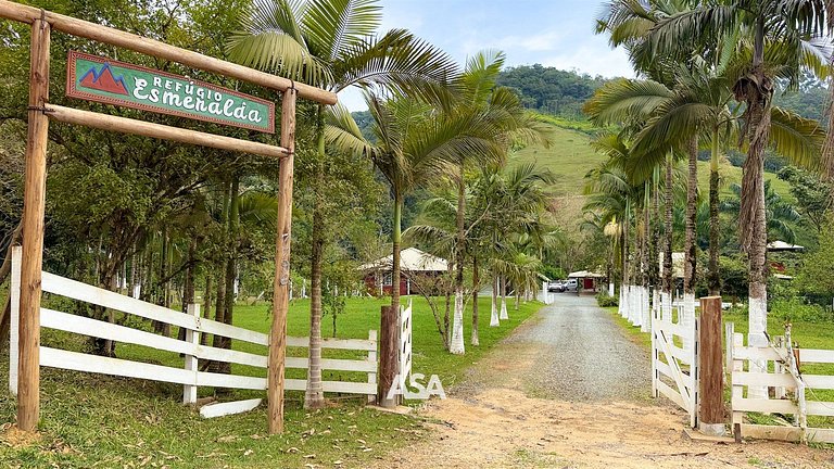 Refúgio Esmeralda | Sítio com Piscina e Riacho em Itajaí