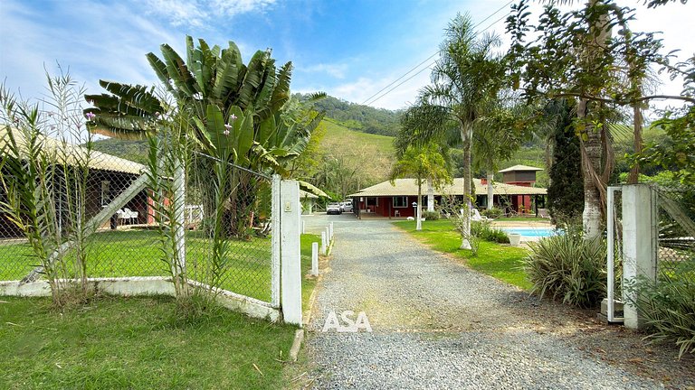 Refúgio Esmeralda | Finca con Piscina y Arroyo en Itajaí