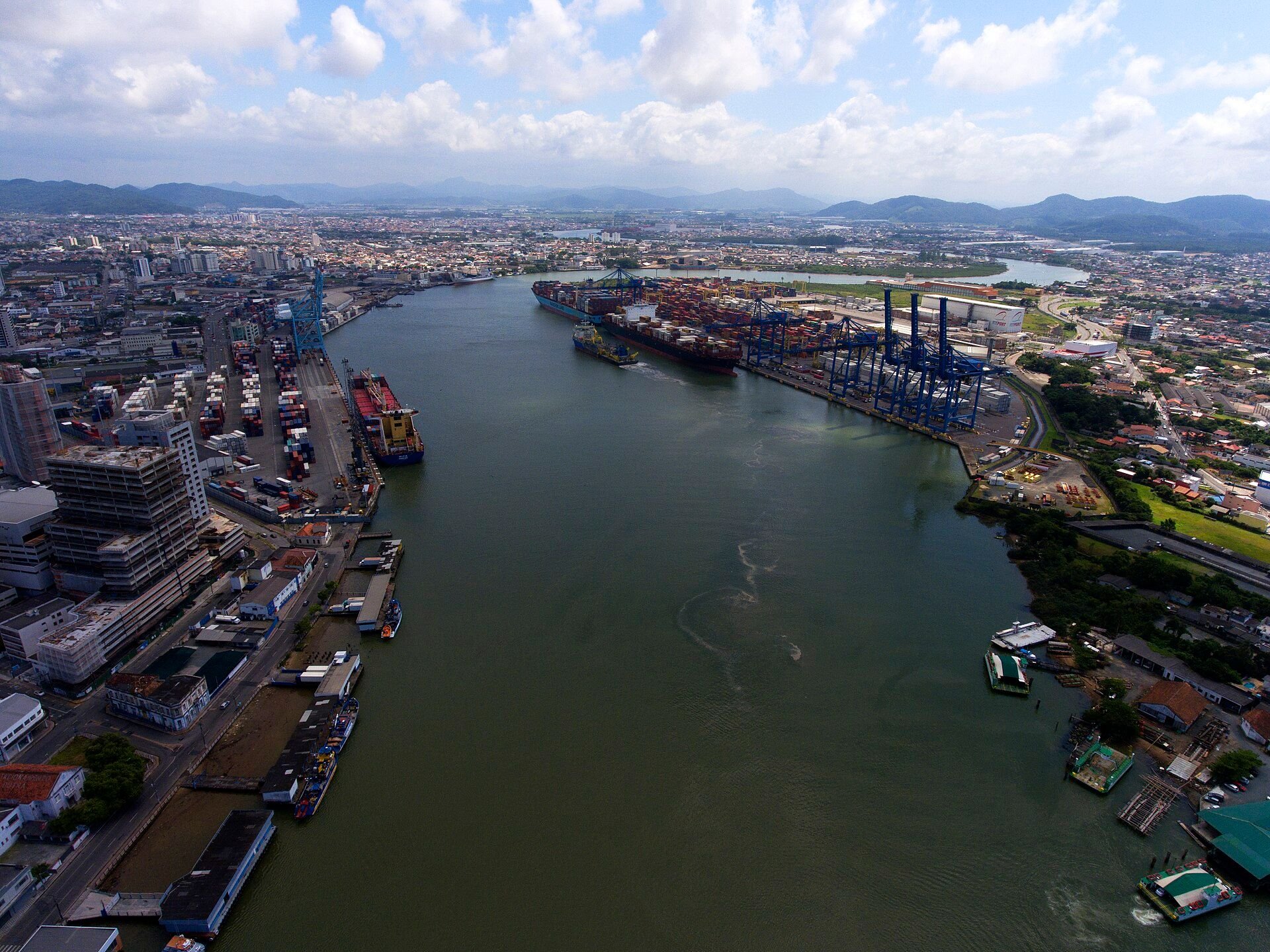 Porto de Navegantes e o litoral norte de Santa Catarina visto do alto