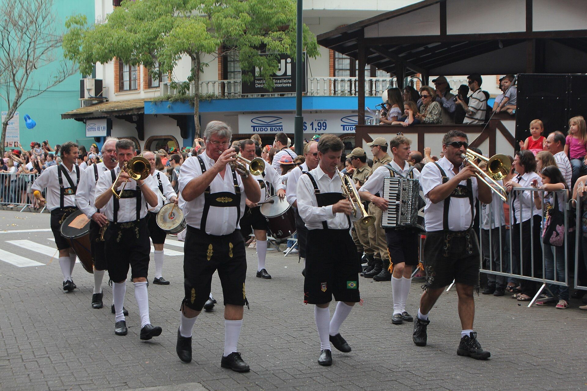Banda tocando na Oktoberfest de Blumenau