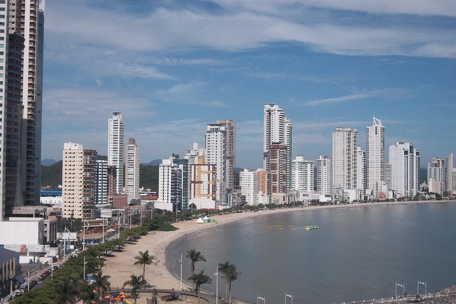 Praia central e os prédios de Balneário Camboriú